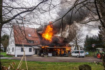 Boehmenkirch-Heidhoefe: Gebaeudevollbrand - Alte Gaststaette und Scheune brennen lichterloh